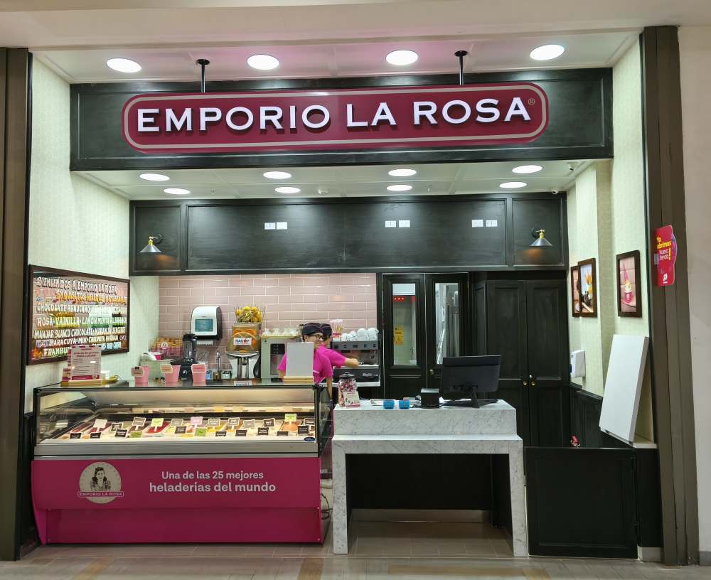 un delicioso helado, un café de grano recién hecho, nuestros exclusivos postres o tradicionales guisos chilenos.