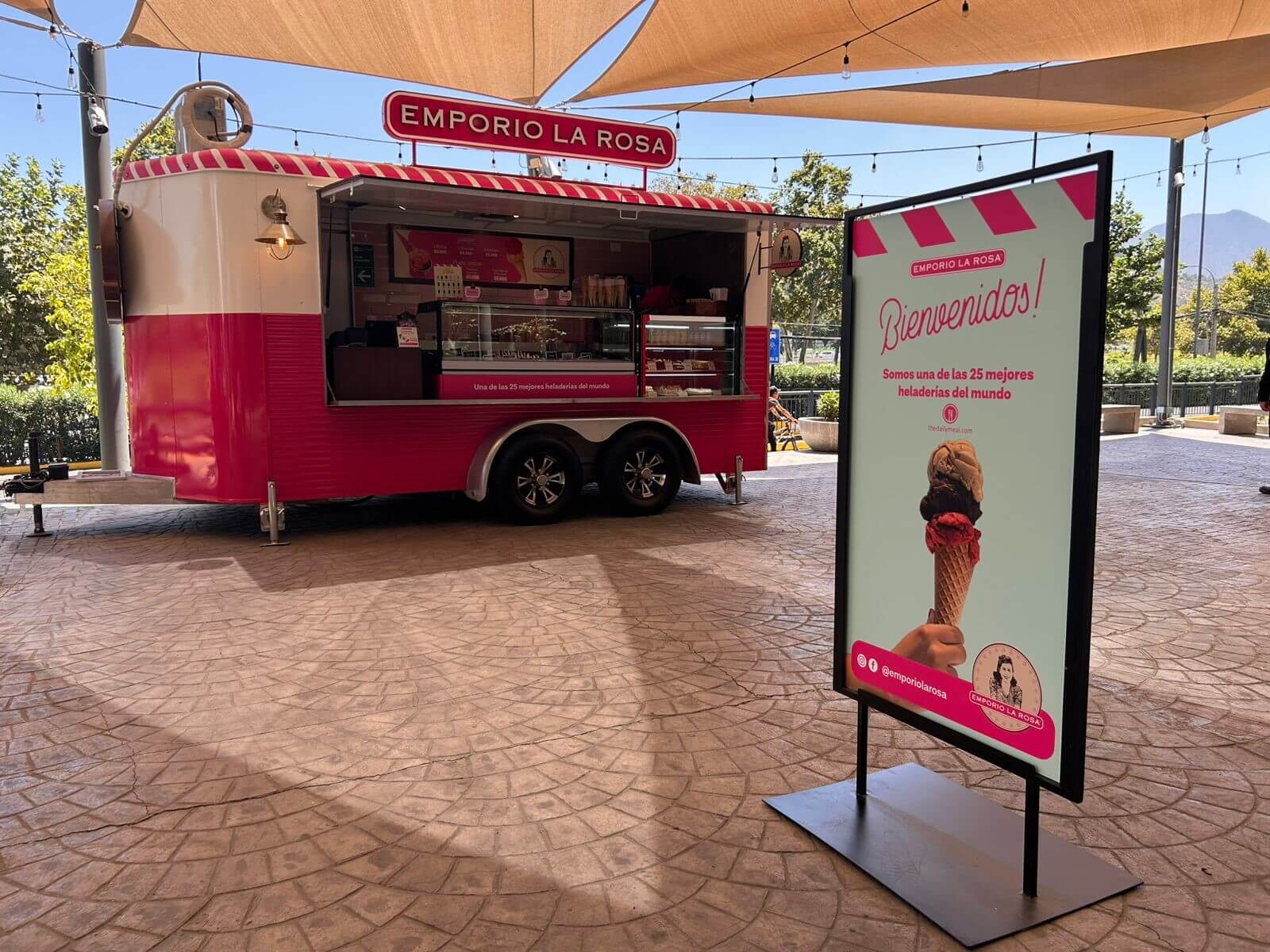 ubicada en el mall Costanera Center, llega con una completa oferta para llevar, que incluye los inconfundibles helados catalogados dentro de los mejores del mundo.