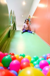 Piscina de pelotas en Emporio La Rosa Reñaca para diversión familiar.