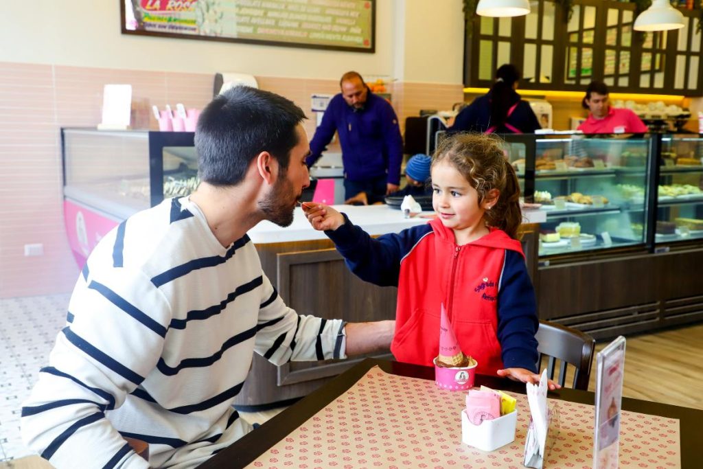 Ambiente acogedor del nuevo Emporio La Rosa Concón con mesas y decoración moderna.