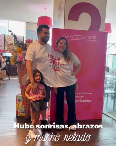 Personas celebrando San Valentín en Emporio La Rosa con helados artesanales en stand temático del evento
