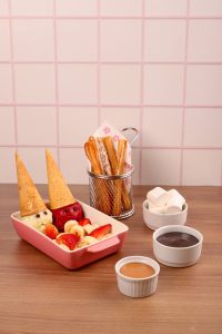 Waffle con helado artesanal y toppings en Emporio La Rosa para celebrar el Día del Niño.